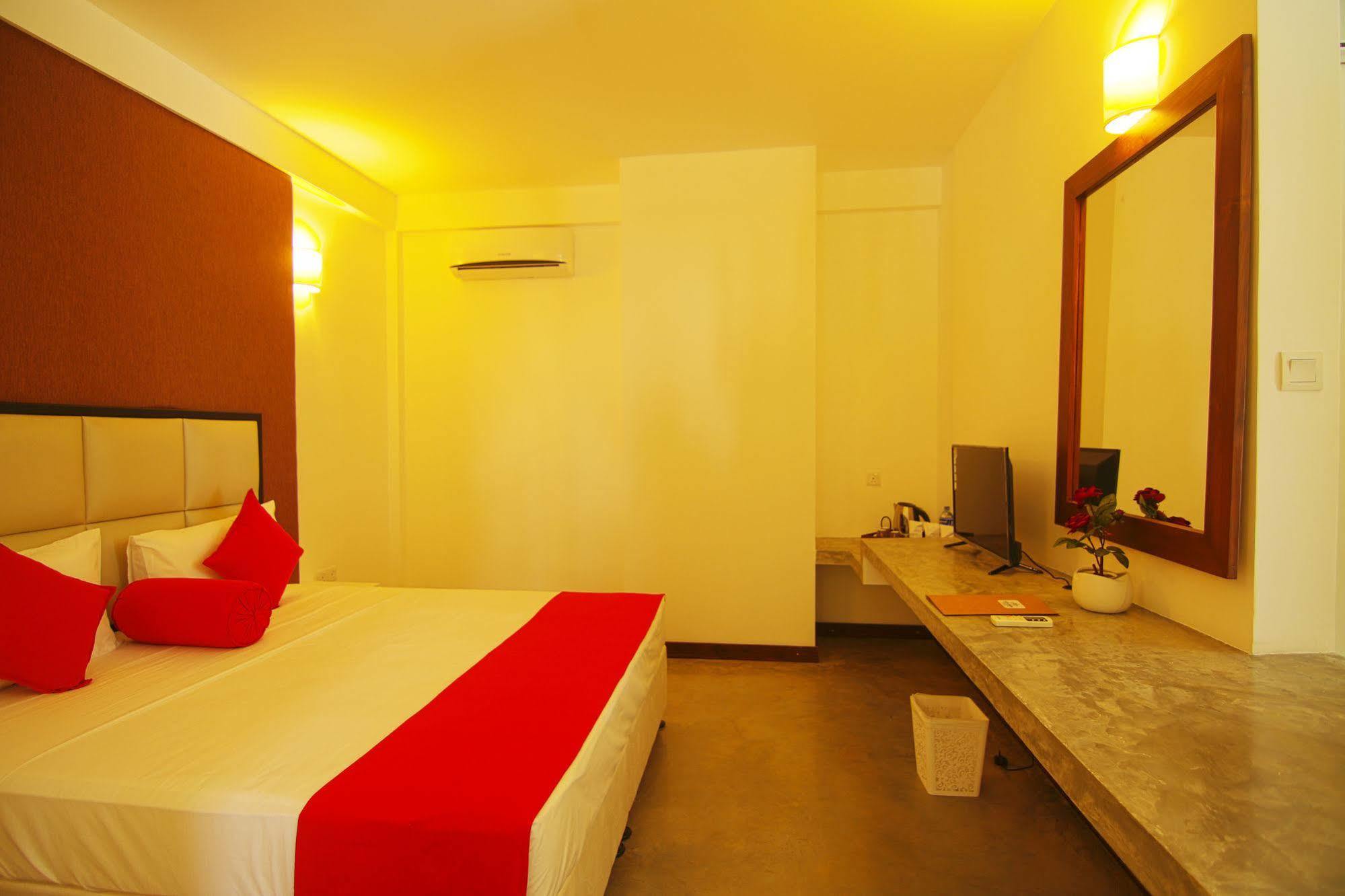 Jade Green Hotel Hambantota Exterior foto